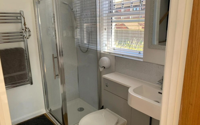 Modern 1-bed Apartment in Caldicot, Self Check in