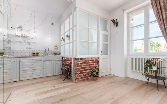 Studio Warsaw Krzywe Kolo by Renters