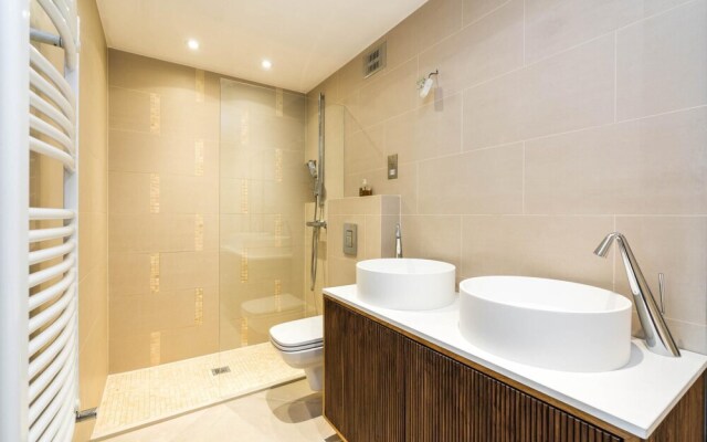 Luxury 2BD Apartment in Holland Park