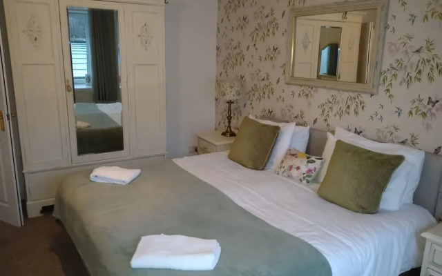 5 Bedrooms/sleeps 10-12/free Wifi & Parking/garden