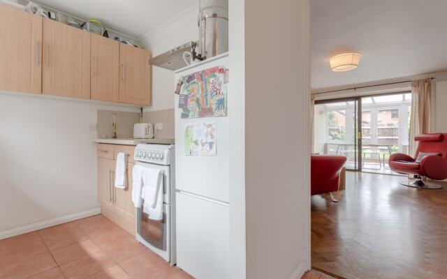 2 Bedroom House Near Canary Wharf