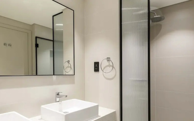 LUX The Marina Vista Beachfront Suite 2