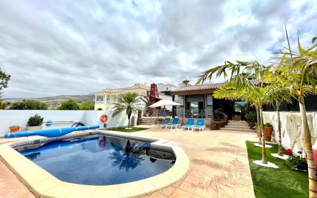 Villa Roja BBQ Piscina Privada en Tenerife Sur