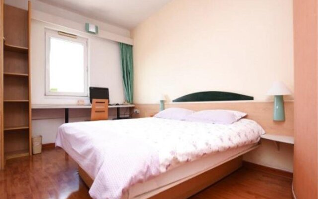 Motel Qingdao Licang Square