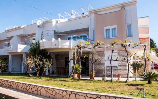 Apartment ErikaS - 100m from sea: A2 Novalja, Island Pag