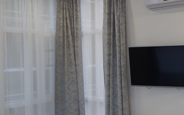 Nizhneimeretinskya apt 25