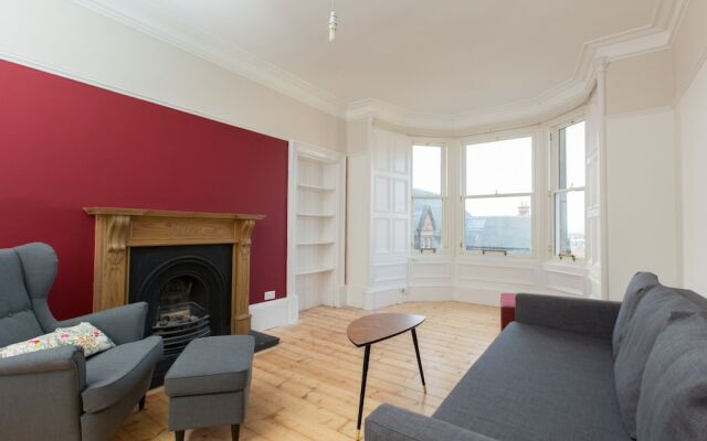 Spacious 1BR Flat With View in Edinburgh -sleeps 4