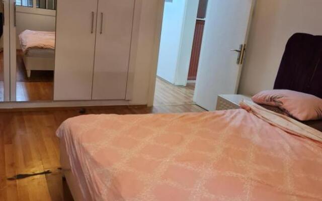 Ayorgiev 3 Bedroom Cosy House
