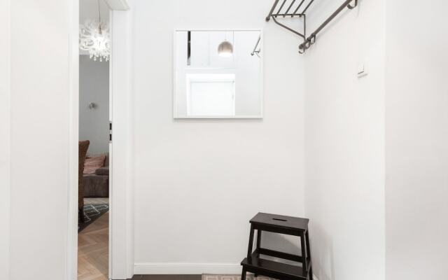 Al. Jerozolimskie Apartment by Renters