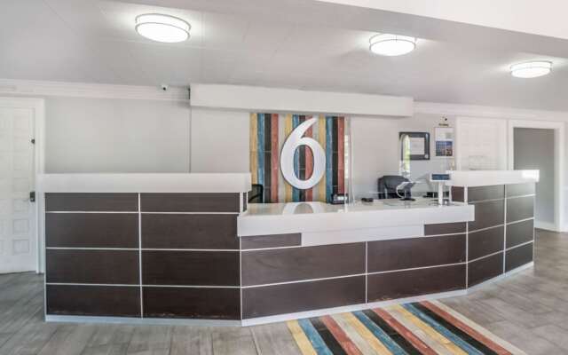 Motel 6 Dallas, TX - Market Center