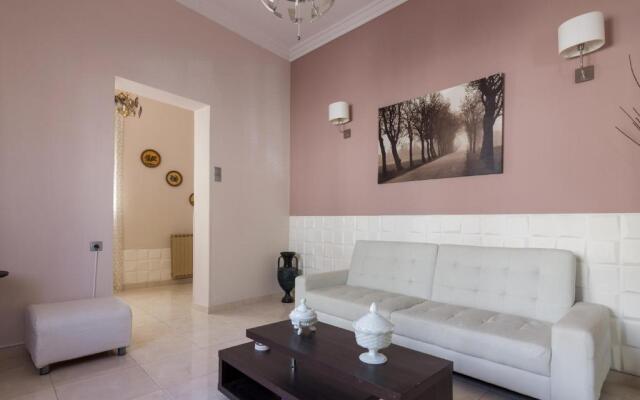 Delightful 2 bedroom flat next to Mikrolimano