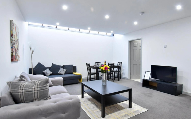 Spacious 2 Bed apartment - Sleeps 6 - Burnham Village