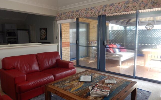 Corporate Self Contained Unit - Fraser Street