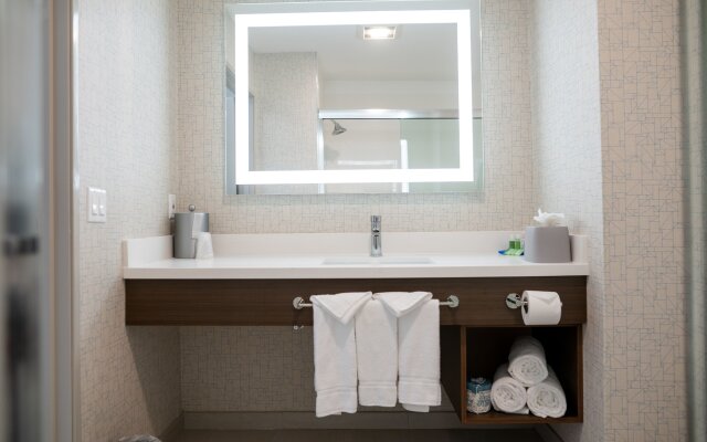 Holiday Inn Express & Suites Lake Forest by IHG