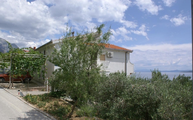 Apartment Niko - 50 m from pebble beach: A5 Prizemlje Pisak, Riviera Omis