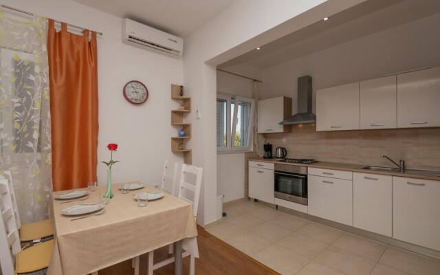 Nice Apartment in Makarska With 1 Bedrooms and Wifi