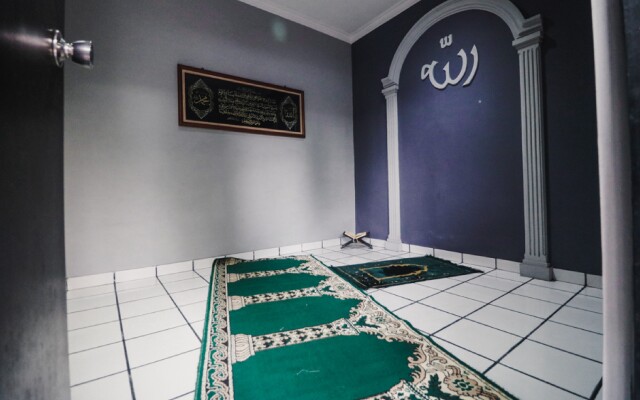 RedDoorz Plus near RS Fatmawati 2