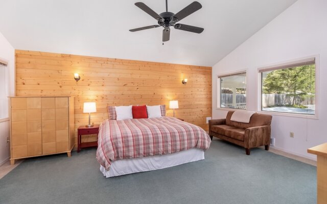 Maple Leaf Lodge 3 Bedroom Home by NW Comfy Cabins by RedAwning