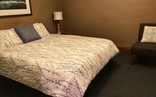 Kermandie Waterfront Hotel – Guest Rooms – Port Huon