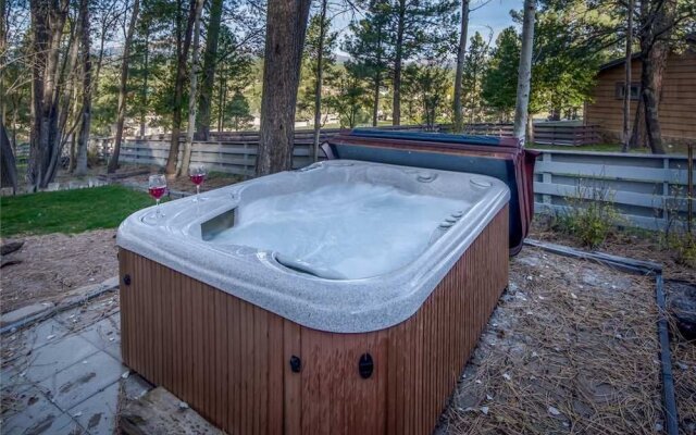 Hill Top Mountain View - Four Bedroom Cabin with Hot Tub