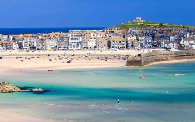 Luna Beach - Luxury Carbis Bay Apartment + Parking
