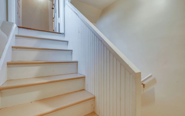 Walk to Garden & Restaurants: Zanesville Apartment