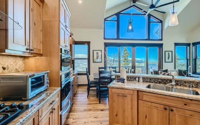 Slopeview Sanctuary 4 Bedroom Home by RedAwning