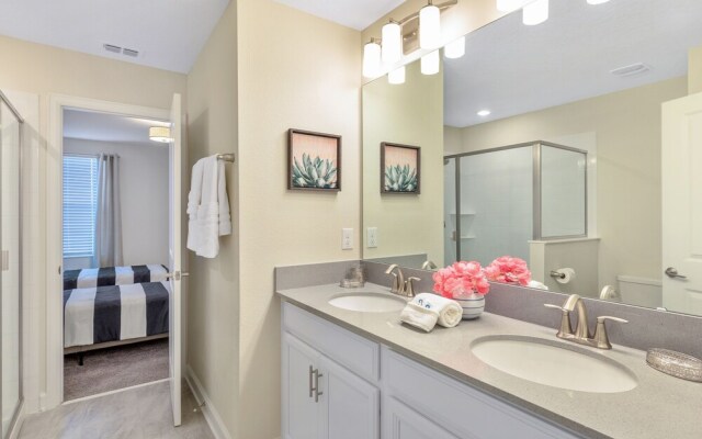 1509 MC - Exquisite 8BR Villa With Pool & Games