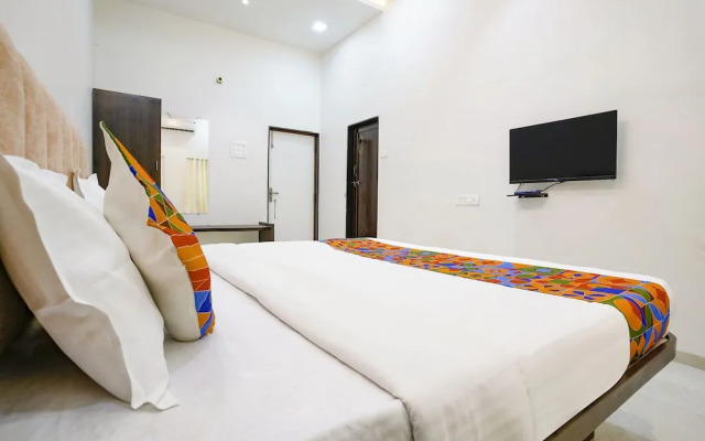 Fabhotel Saroj Inn