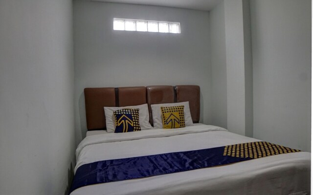 SPOT ON 92822 Finest House Near Amplas Bus Terminal