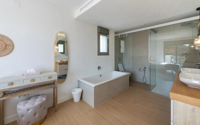 Inviting 3-bed House in Mijas