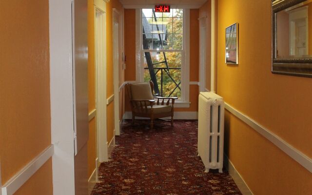 James Bay Inn Hotel & Suites