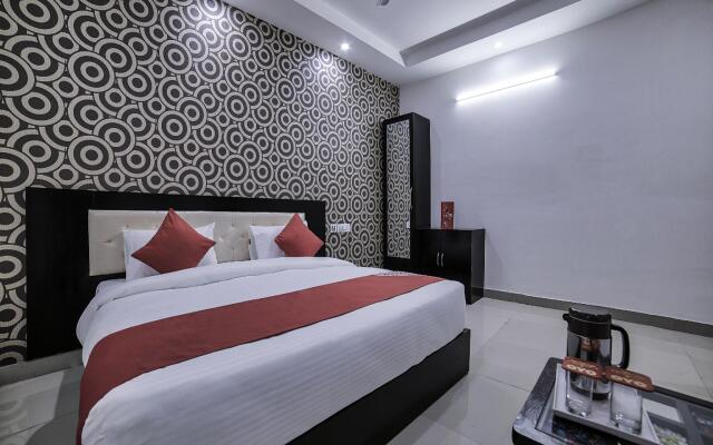 OYO 13637 Crown Residency