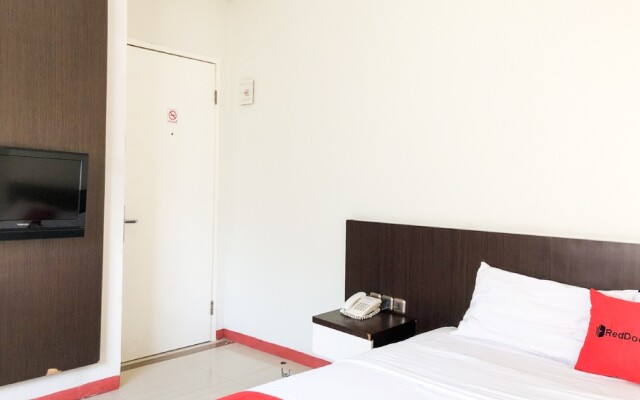 RedDoorz near Pantai Pede