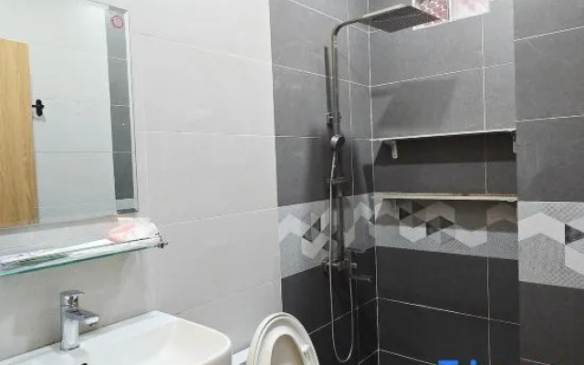 Studio ZenPetal Hidden Gem in Flower Market 100 – Bathroom – Ho Chi Minh City
