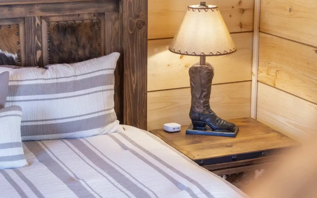 Elk Lodge Cabin for 4!