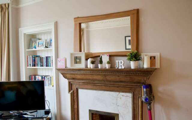 Traditional 2 Bedroom Apartment In Edinburgh