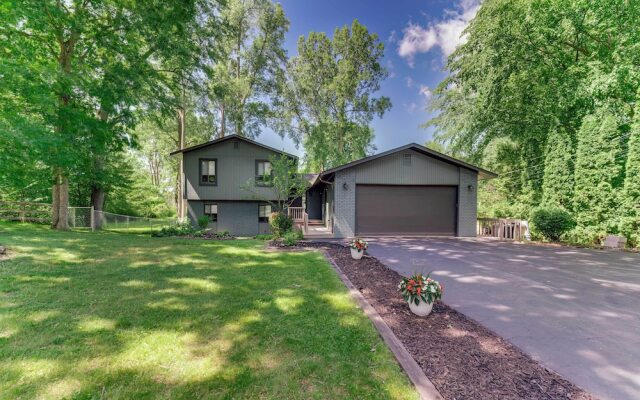 Lakefront Orion Twp. Home w/ Fire Pit & Kayak!