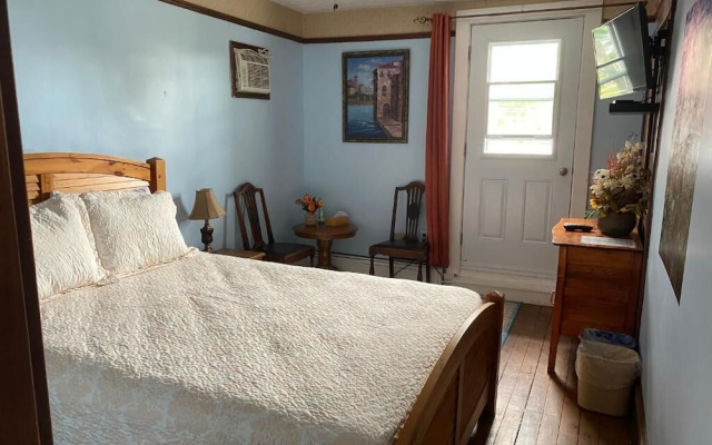 Colonial Charm Inn