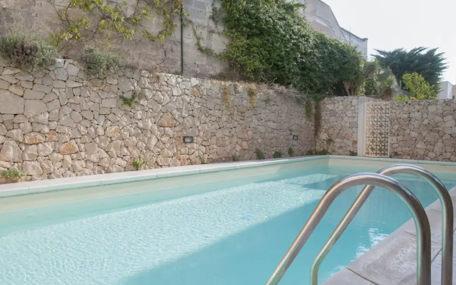 Apartment in Salento With Sea View & Pool