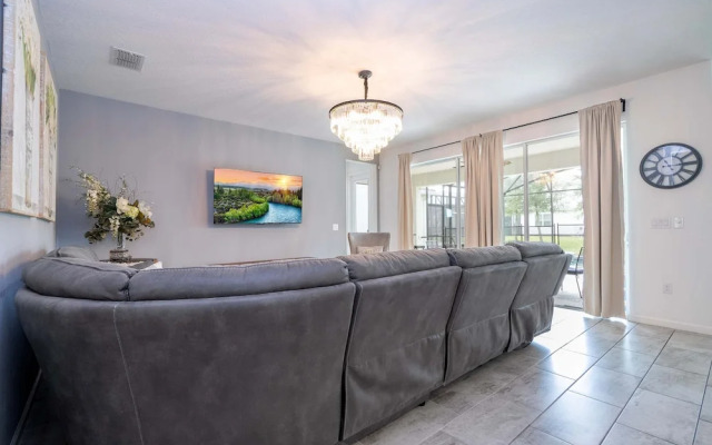 Spacious 6-bedroom Retreat Near Disney Parks
