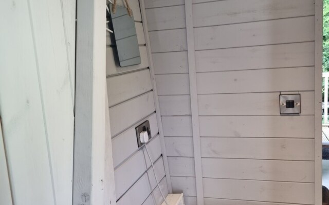 Glamping Hut - Riverside 6
