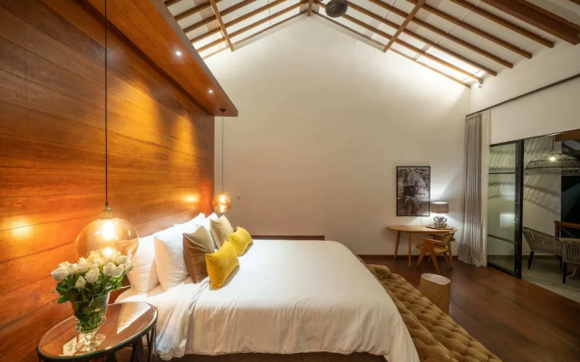 Luxury Private Loft, 2 BR, Canggu With Staff