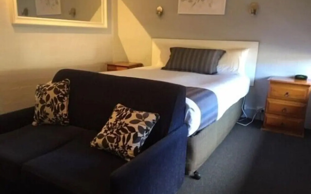 Nicholas Royal Motel
