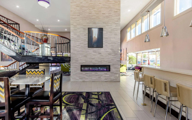 La Quinta Inn & Suites by Wyndham Oakland - Hayward
