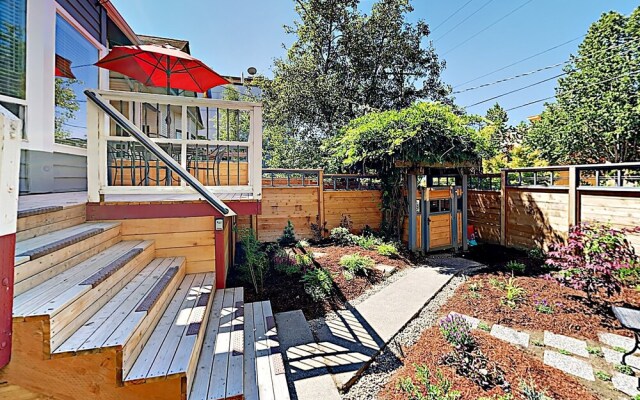 1124 14th Ave Townhome by RedAwning