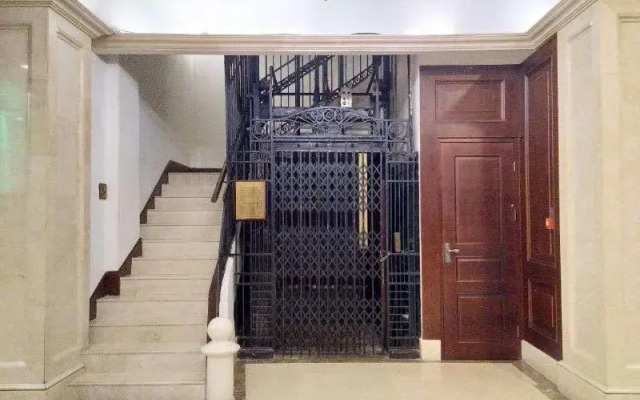 Tianjin First Hotel (Xiao Bai Lou Five Avenue Tourist Area)