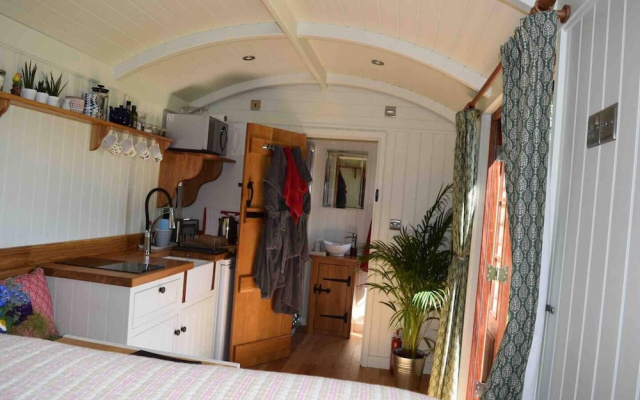 Shephards Hut With Hot Tub in the Cotswolds