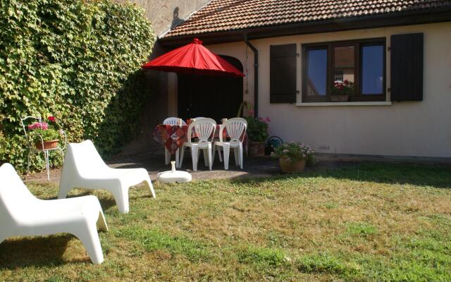 Snug Holiday Home with Fenced Garden, Garden Furniture, BBQ