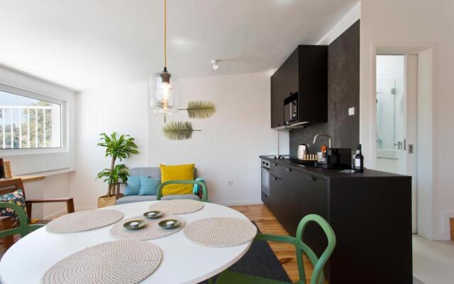 APOSENTUS - The light house at Miragaia